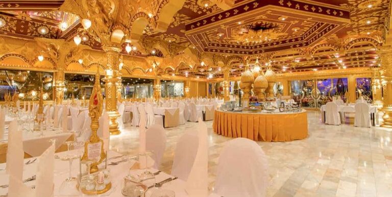 Вечерняя территория парка Phuket FantaSea на Пхукете